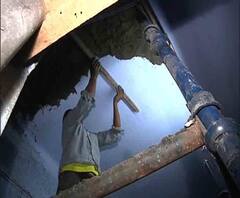 Reporter Stories: মেট্টোর কাজ শুরু হওয়ায় চৈতন সেন লেনের বাড়িতে ফাটল, মেরামতির কাজ শুরু