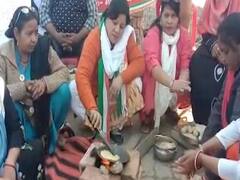 Kanpur: Women make 'chapatis on road' in protest against LPG hiked prices
