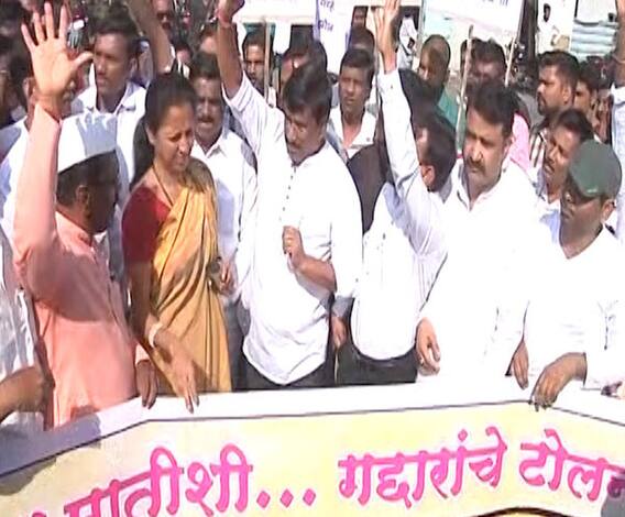 Pune | खेड-शिवापूर टोलनाक्यावर आंदोलन, खासदार सुप्रीया सुळे आंदोलकांच्या भेटीला | ABP Majha