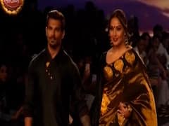 Karan Singh Grover & Bipasha Basu walk the ramp at Lakme Fashion Week | Hot News (15.02.2020)