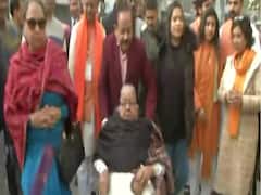 Delhi Election 2020 Voting: मां के साथ वोट डालने पहुंचे केंद्रीय मंत्री Dr. Harsh Vardhan