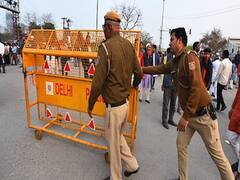 Delhi Violence: दिल्ली पुलिस ने हिंसा में फंसे परिवार का किया रेस्क्यू