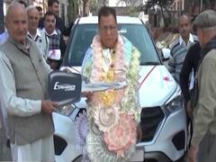 Farmers shower gifts on sugar mill inspector on his retirement