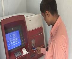 ATM मधून पैसे काढण्याचे नियम बदलणार, काय आहेत नवे नियम? | ABP Majha