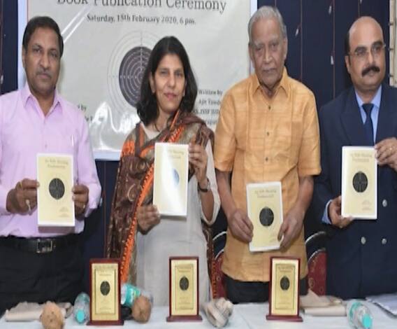 Ajit Tawade | छत्रपती पुरस्कार विजेत्या अजित तावडेंचं एअर रायफल शूटींग फंडामेंटल्स पुस्तकाचं प्रकाशन | ABP Majha 