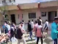 પંચમહાલઃ પરીક્ષામાં બેસવા ન દેવાતાં ઘોઘંબાની સિમલિયા કોલેજમાં વિદ્યાર્થીઓનો હોબાળો, જુઓ વીડિયો