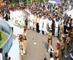 কেওড়াতলা মহা শ্মশানে গান স্যালুটে নায়ককে শেষ বিদায় জানানো হল