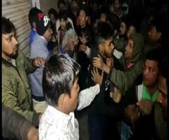 তৃণমূলের সিএএ বিরোধী পথসভা ঘিরে রণক্ষেত্র মধ্যমগ্রাম, নেতাকে উদ্ধার করতে এল পুলিশ