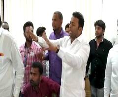 Solapur MIM Issue | सोलापूरमध्ये एमआयएम शहराध्यक्ष निवडीवेळी कार्यकर्त्यांचा गोंधळ, फारुख शाब्दींना अध्यक्षपद देण्यास कार्यकर्त्यांचा विरोध 