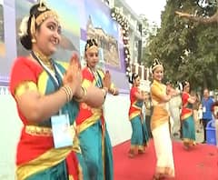 #NamasteyTrump | डोनाल्ड ट्रम्प यांच्यासमोर देशातील विविध नृत्यांचा आविष्कार सादर, तामिळनाडूच्या कलाकारांचं भरतनाट्यम!