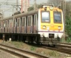 Special Report | लोकलमधून प्रवास करताना आणखी किती जीव जाणार? रेल्वे प्रवाशांची सुरक्षा वाऱ्यावर का?