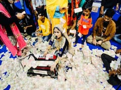 નવસારીઃ ગીતા રબારીના ડાયરામાં રૂપિયાનો વરસાદ, જુઓ વીડિયો