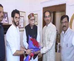 CM Thackeray Meet Advani | मुख्यमंत्री उद्धव ठाकरेंनी घेतली लालकृष्ण अडवाणींची भेट 