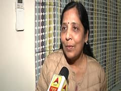 BJP के 'आतंकी' बयान पर Kejriwal की पत्नी बोलीं- लोग जवाब देंगे | Delhi Election 2020