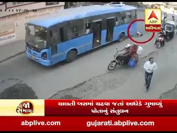 સુરતઃ લાલ દરવાજા વિસ્તારમાં ચાલુ બસે ચડવા જતાં આધેડ નીચે પટકાયા, જુઓ વીડિયો