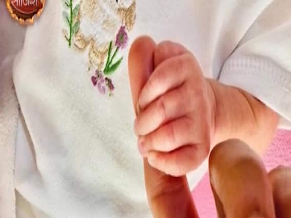 Shilpa Shetty snapped with daughter outside hospital, PIC goes viral 