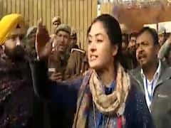 Alka Lamba की AAP कार्यकर्ता से हुई झड़प, देखिए पूरा मामला | Delhi Election 2020 Voting