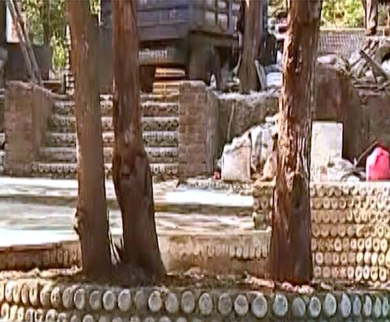 Plastic Bungalow | एक बंगला बने 'न्यारा', आर्किटेक्ट राजेंद्र इनामदारांची भन्नाट आयडिया | ABP Majha