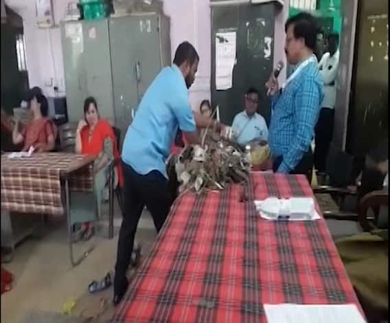 Manmad Palika | सर्वसाधारण सभेत नगरसेवकांचा गोंधळ, अधिकाऱ्यांच्या टेबलावर कचरा टाकत निषेध | ABP Majha