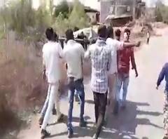 Aurangabad | डोंगरगावात रुग्णवाहिका उपलब्ध नाही, मृतदेह हातावर उचलून नेण्याची वेळ | ABP Majha