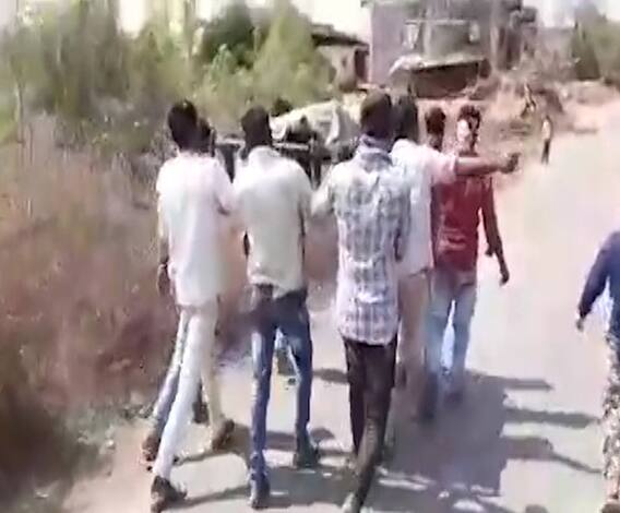 Aurangabad | डोंगरगावात रुग्णवाहिका उपलब्ध नाही, मृतदेह हातावर उचलून नेण्याची वेळ | ABP Majha