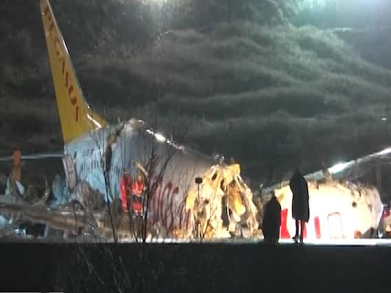 तुर्की में बड़ा विमान हादसा, रनवे पर फिसलकर विमान के टुकड़े हुए 