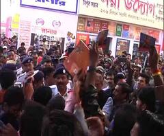 বইমেলায় উত্তেজনা: বিশ্ব হিন্দু পরিষদের স্টলের সামনে হনুমান চালিসা বিতরণে বাধা