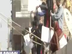 Dwarka में चुनाव प्रचार के दौरान CM Kejriwal दिखाए गए काले झंडे