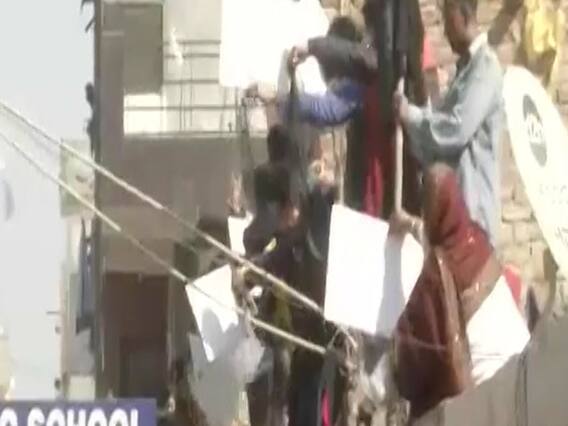 Dwarka में चुनाव प्रचार के दौरान CM Kejriwal दिखाए गए काले झंडे