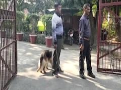 Lucknow: Wazirganj court में बम से हमला, कई वकील घायल 