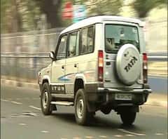 মানা হচ্ছে না নিয়ম, পুলিশের নাকের ডগাতেই চলছে বেআইনি পুলকার