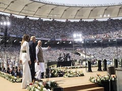 Trump mesmerized with grand welcome at Motera stadium | Master Stroke
