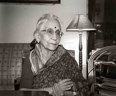 গান গেয়ে কৃষ্ণা বসুকে শ্রদ্ধার্ঘ্য পরিবারের সদস্যদের