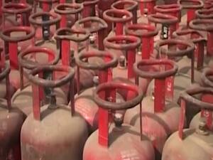 Govt electrocutes household budget with LPG price hike | Ghanti Bajao Full