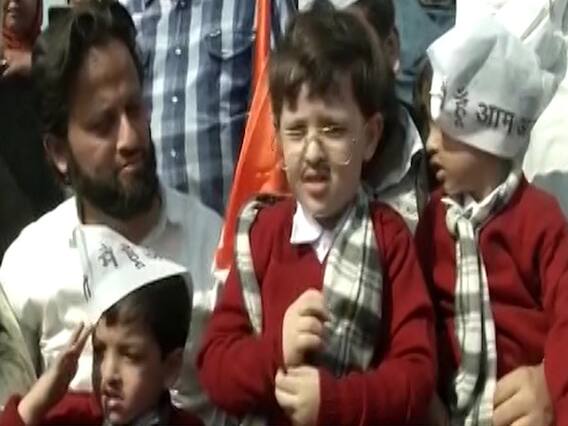 Arvind Kejriwal oath ceremony: घर से रामलीला मैदान तक समर्थकों की जुटी भारी भीड़