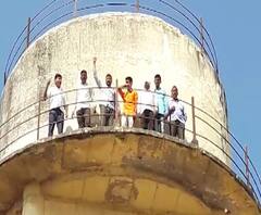 कांद्याच्या दरात घसरण होत असल्याने कांदा उत्पादक शेतकऱ्यांचं शोले स्टाईल आंदोलन | ABP Majha 