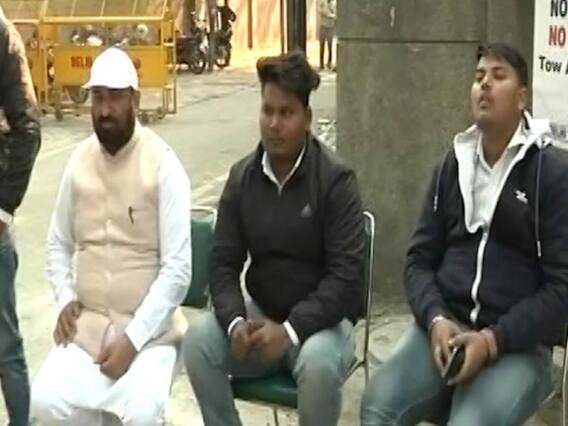 Delhi Polls : EVM की रखवाली के लिए पहरे पर डटे AAP कार्यकर्ता, स्ट्रॉंग रूम के बाहर सुरक्षा कड़ी