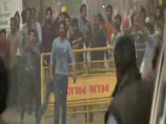 Delhi: CAA विरोध प्रदर्शन के दौरान Maujpur में पत्थरबाजी