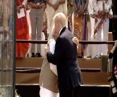 #NamasteyTrump | अहमदाबाद एअरपोर्टवर पंतप्रधान मोदींकडून डोनाल्ड ट्रम्पचं गळाभेट घेत स्वागत!