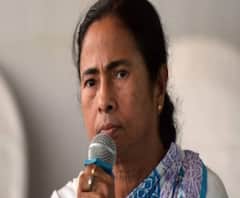  ‘হৃদয় কাঁদছে’ দেশের শান্তি কামনায় পুরীতে পুজো মমতার, উপহার পেলেন মন্দিরের ধ্বজা 