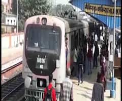 শিয়ালদায় ইছাপুর-নৈহাটির মাঝে স্বয়ংক্রিয় সিগনালিং ব্যবস্থার কাজের জেরে দেরিতে চলছে সব ট্রেন, যাত্রী ভোগান্তি