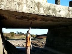 MP: मंत्री जी ने रंगे हाथों पकड़ा भ्रष्टाचार का पुल, निर्माण में सीमेंट के साथ मिलाई जा रही थी मिट्टी