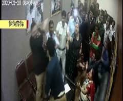 দেখুন: সিএমআরআই-তে পুলিশের সামনেই চিকিত্সককে সপাটে চড় মৃতের আত্মীয়দের 