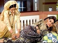 Manmohini's mother-in-law gives leg massage to her
