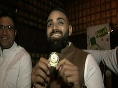 Trump को Taj घुमाने वाले Guide ने बताया,'ट्रंप-मेलानिया हुए मंत्रमुग्ध, निशानी के तौर पर दिया बैज'