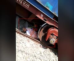 Woman under Running Train | लोणावळ्यात चालत्या ट्रेनखाली झोपल्या आजीबाई, व्हिडीओ पाहून हादराल!
