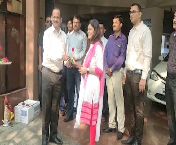 State Government Workers | पुण्यात सरकारी कर्मचारी वेळेत येण्यासाठी गांधीगिरी 