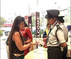 করোনা আতঙ্ক: স্যানিটাইজার দিয়ে হাত পরিষ্কার করিয়ে প্রবেশ সাউথ সিটি মলে