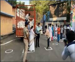 লকডাউনে বন্ধ আয়, আলিপুরে রিকশাচালকদের হাতে খাবার তুলে দিলেন মুখ্যমন্ত্রী