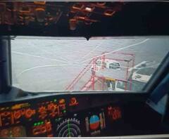 শিলাবৃষ্টিতে উইন্ডস্ক্রিনে চিড়, জরুরি অবতরণ বাগডোগরাগামী বিমানের